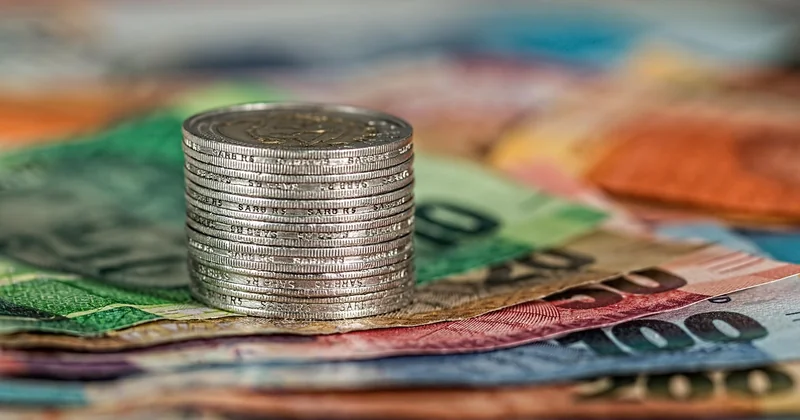 Les frais cachés dans les banques en ligne : plafonds et commissions